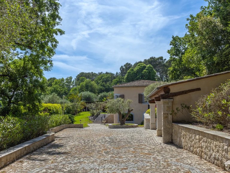 Villa for Sale in Opio, Mougins, Valbonne, Grasse Area 1