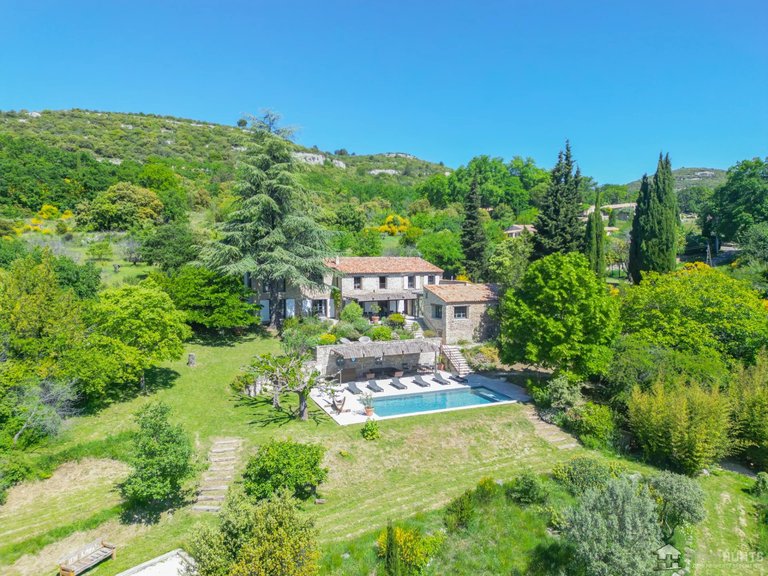 Villa for Sale in Murs, The Luberon / Vaucluse 1