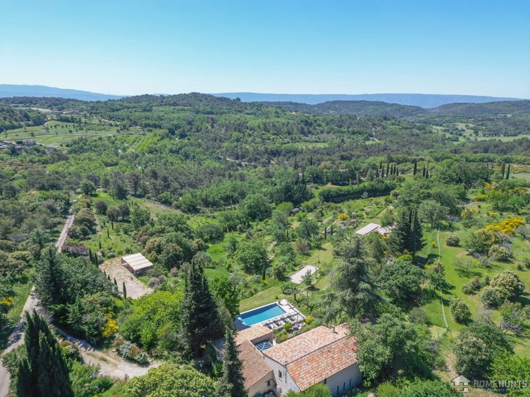 Villa for Sale in Murs, The Luberon / Vaucluse 4