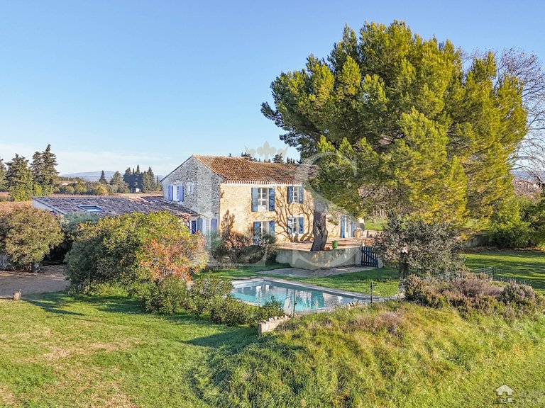 Villa for Sale in Violes, Avignon And North Provence 1