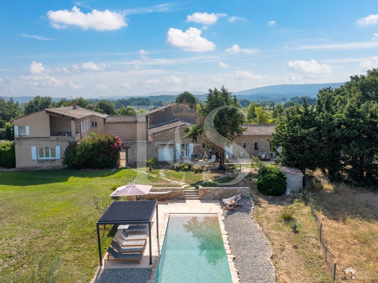 Villa for Sale in Maubec, The Luberon / Vaucluse 1
