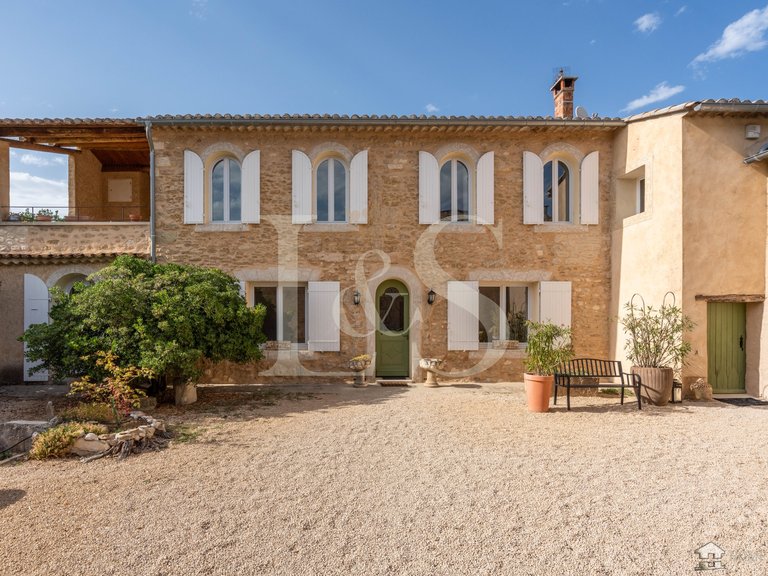 Villa for Sale in Maubec, The Luberon / Vaucluse 2