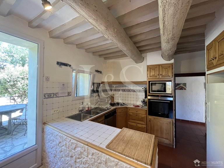 Villa for Sale in Maubec, The Luberon / Vaucluse 11