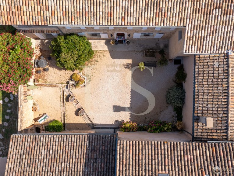 Villa for Sale in Maubec, The Luberon / Vaucluse 17