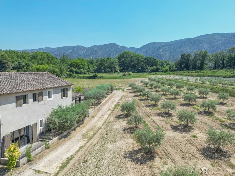 Villa for Sale in Oppede, The Luberon / Vaucluse 1