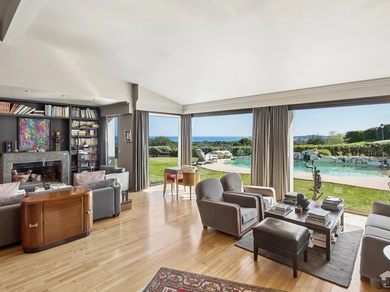 Villa for Sale in Villeneuve Loubet, Antibes Area 3