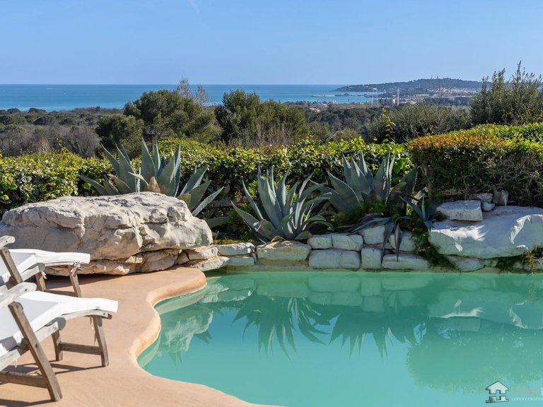 Villa for Sale in Villeneuve Loubet, Antibes Area 11