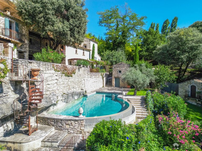 Villa for Sale in Menerbes, The Luberon / Vaucluse 2