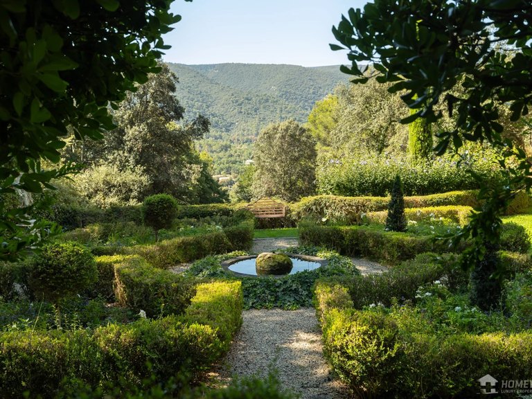 Villa for Sale in Menerbes, The Luberon / Vaucluse 6