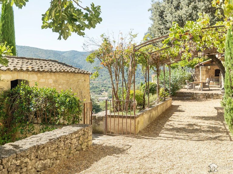 Villa for Sale in Menerbes, The Luberon / Vaucluse 7