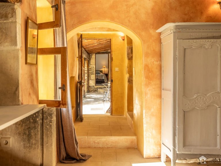 Villa for Sale in Menerbes, The Luberon / Vaucluse 10