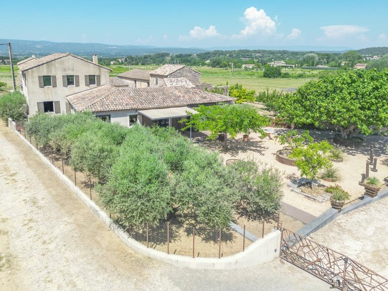 Villa for Sale in Oppede, The Luberon / Vaucluse 12