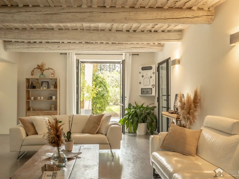 Villa for Sale in Robion, The Luberon / Vaucluse 8