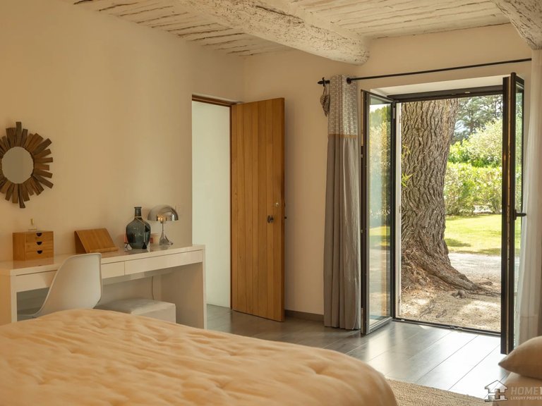 Villa for Sale in Robion, The Luberon / Vaucluse 9
