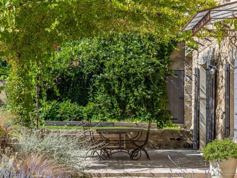 Villa for Sale in Oppede, The Luberon / Vaucluse 8