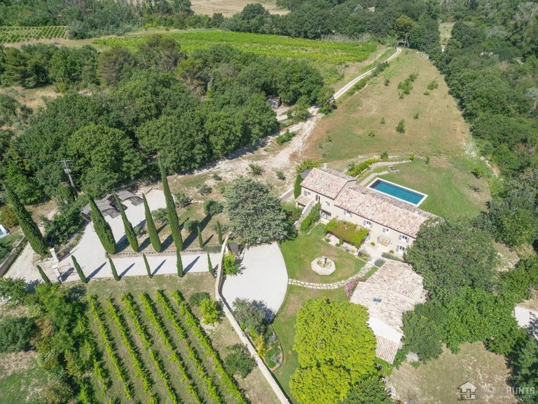 Villa for Sale in Oppede, The Luberon / Vaucluse 9
