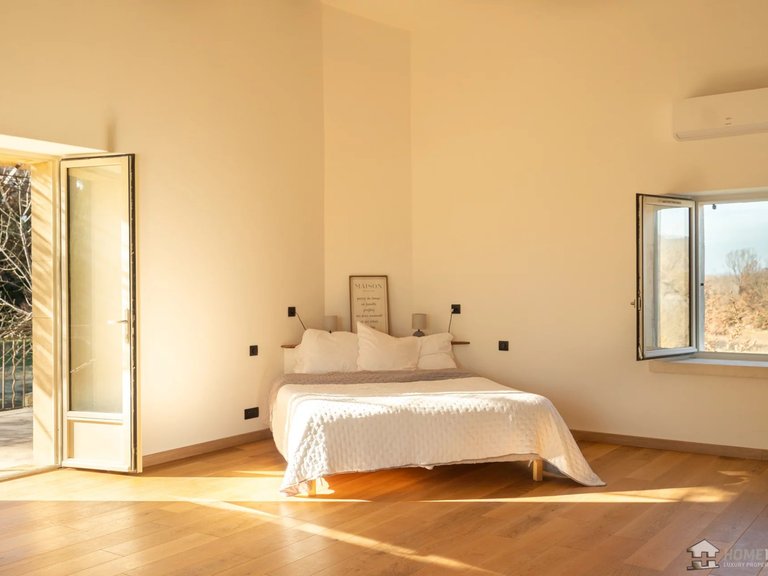 Villa for Sale in Oppede, The Luberon / Vaucluse 12