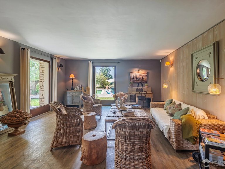 Villa for Sale in Gordes, The Luberon / Vaucluse 5