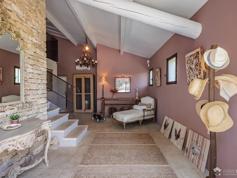 Villa for Sale in Gordes, The Luberon / Vaucluse 8