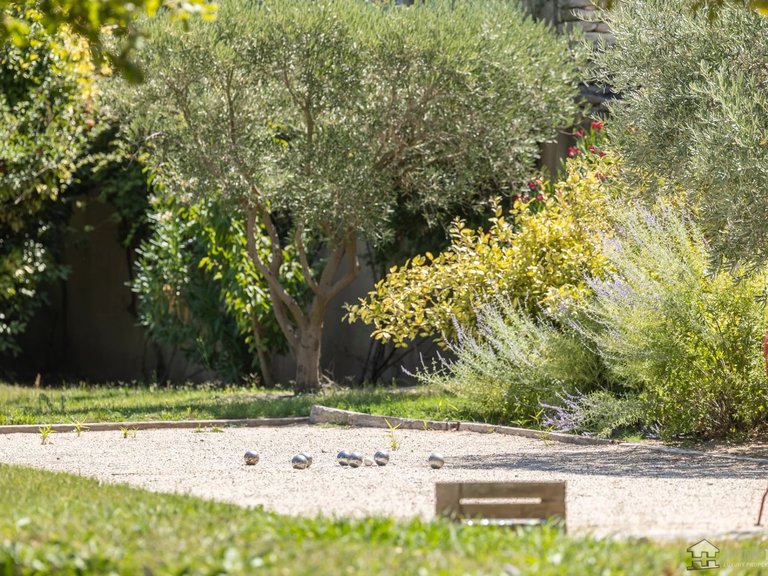 Villa for Sale in Gordes, The Luberon / Vaucluse 9