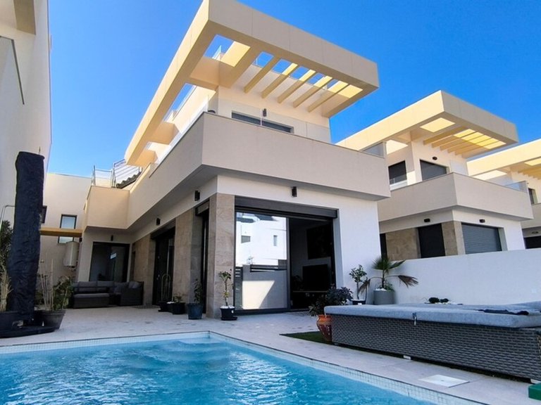 Villa for Sale in Inland La Herrada, Alicante 1