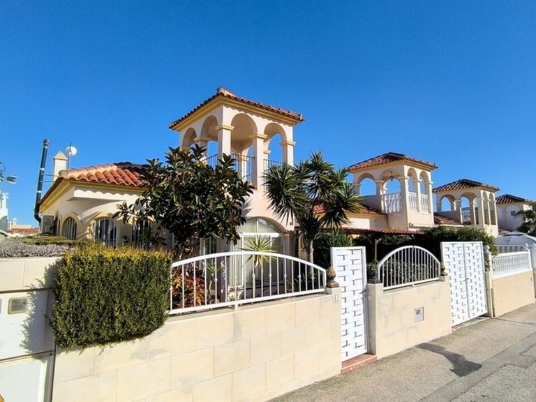 Villa for Sale in Lo Crispin, Alicante 1