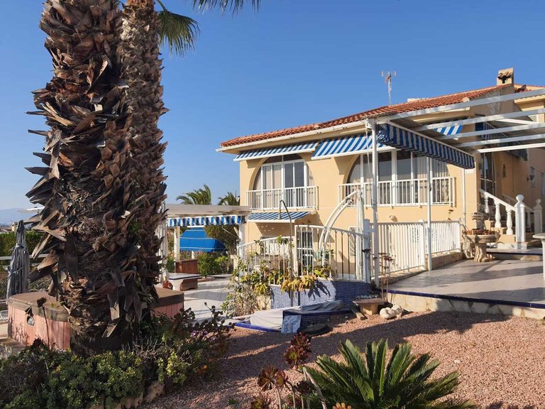 Villa for Sale in Inland Rojales - La Marquesa Golf, Alicante 1