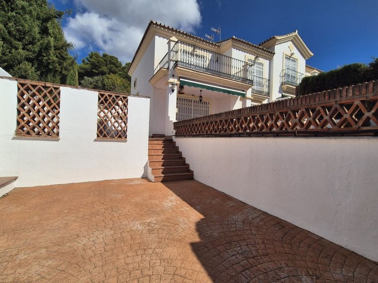 Villa for Sale in Alhaurin El Grande, Malaga 1