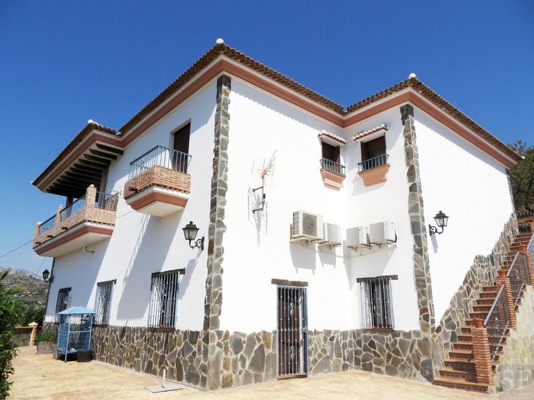 Villa for Sale in Sayalonga, Malaga 2