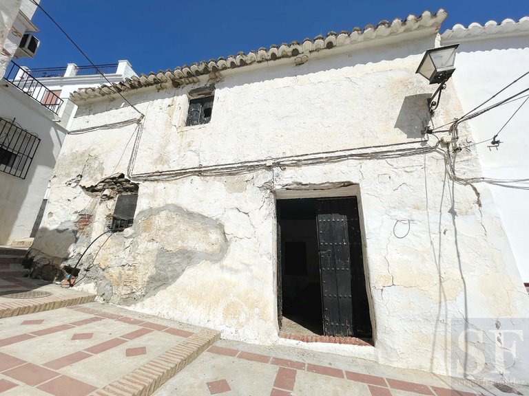Town House for Sale in Sayalonga, Malaga 1
