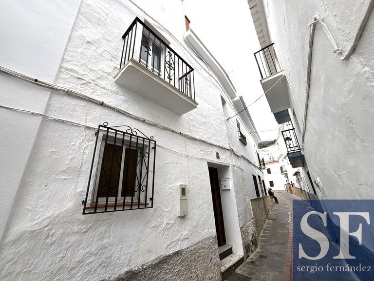 Town House for Sale in Canillas De Aceituno, Malaga 1