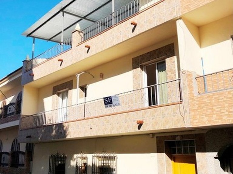 Town House for Sale in Sayalonga, Malaga 1