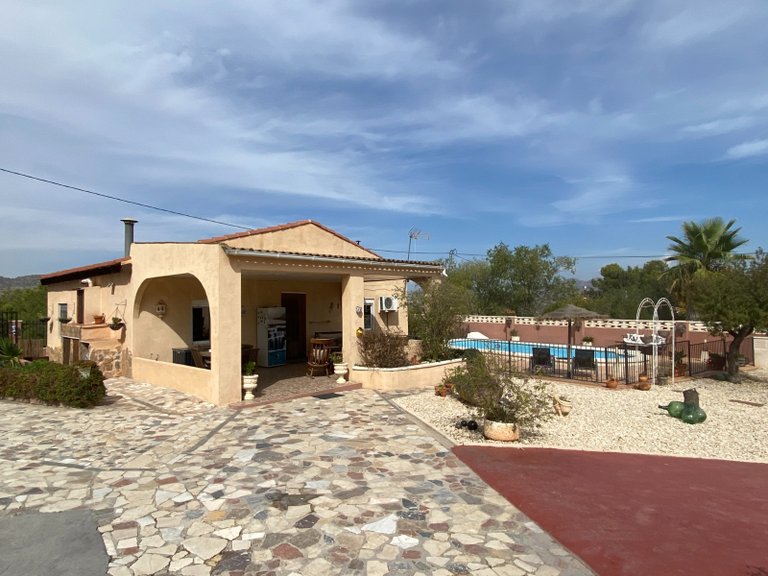 Villa for Sale in Sax, Alicante 1