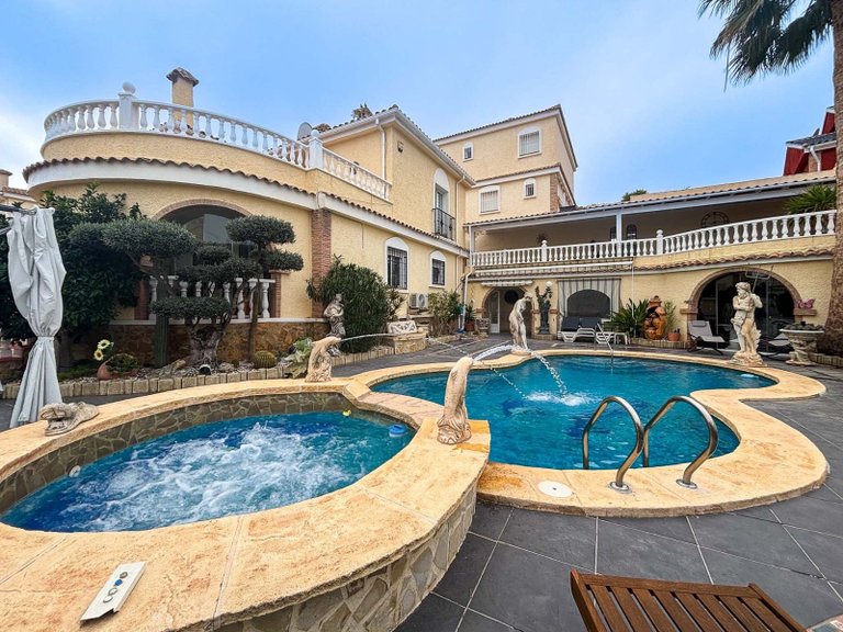 Villa for Sale in Monforte Del Cid, Alicante 1