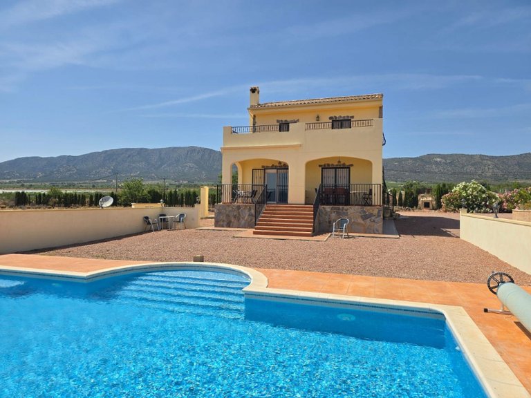 Villa for Sale in Monóvar, Alicante 1