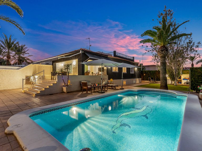 Villa for Sale in Torrevieja, Alicante 1