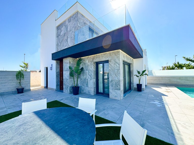 Villa for Sale in Pilar De La Horadada, Alicante 1