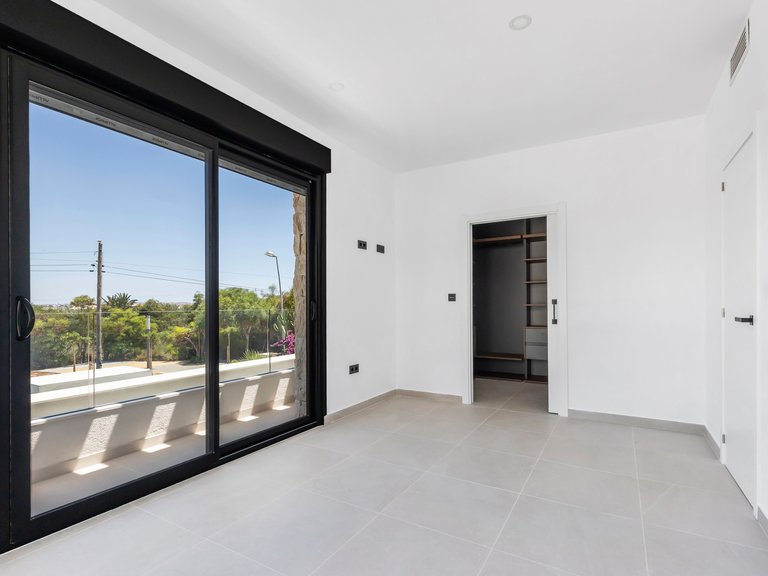 Villa for Sale in Torrevieja, Alicante 28