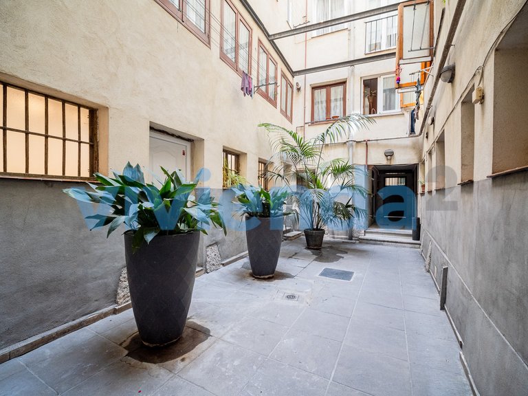 Commercial for Sale in Cortes, Madrid 10