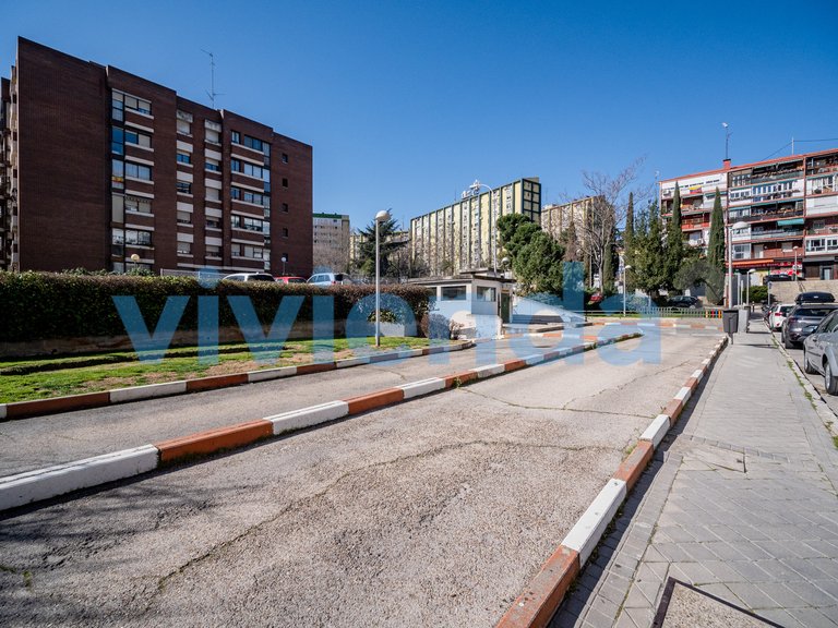Apartment for Sale in Valdezarza, Madrid 17