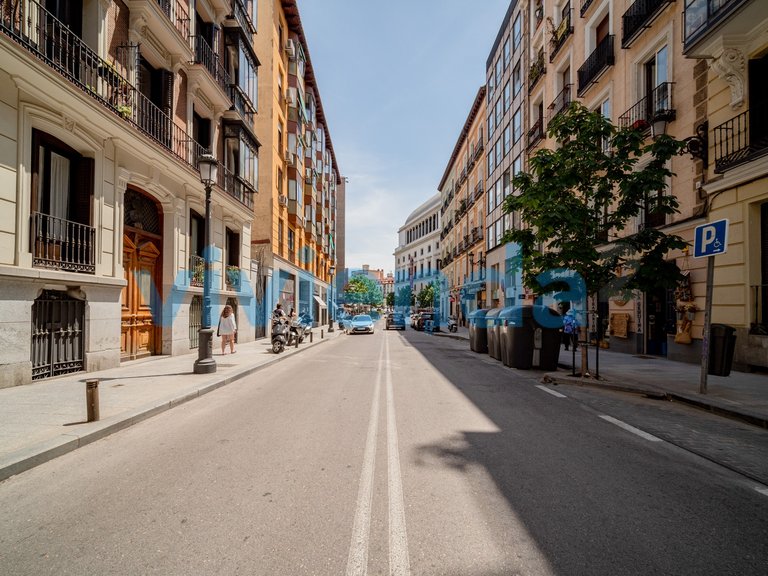 Commercial for Sale in Palacio, Madrid 17
