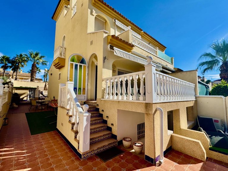 Villa for Sale in Benijofar, Alicante 1