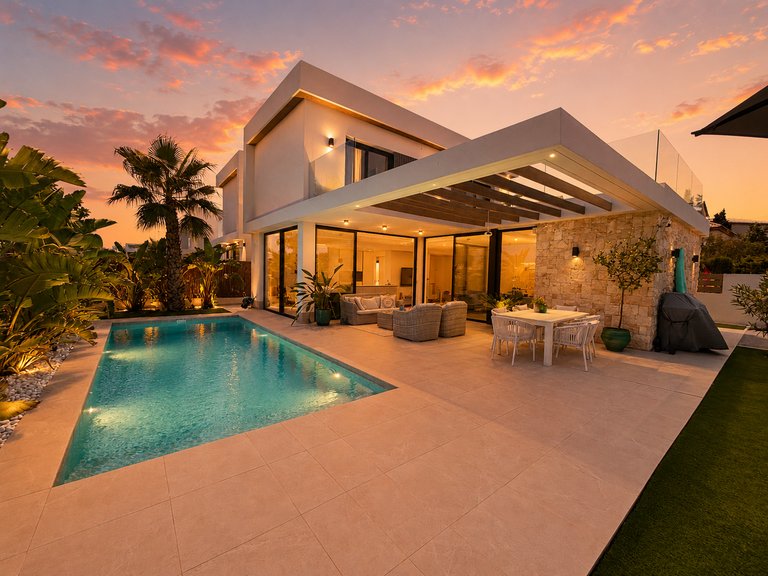 Villa for Sale in Cabo Roig, Alicante 1