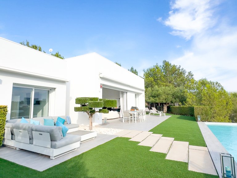 Villa for Sale in Las Colinas Golf Resort, Alicante 1