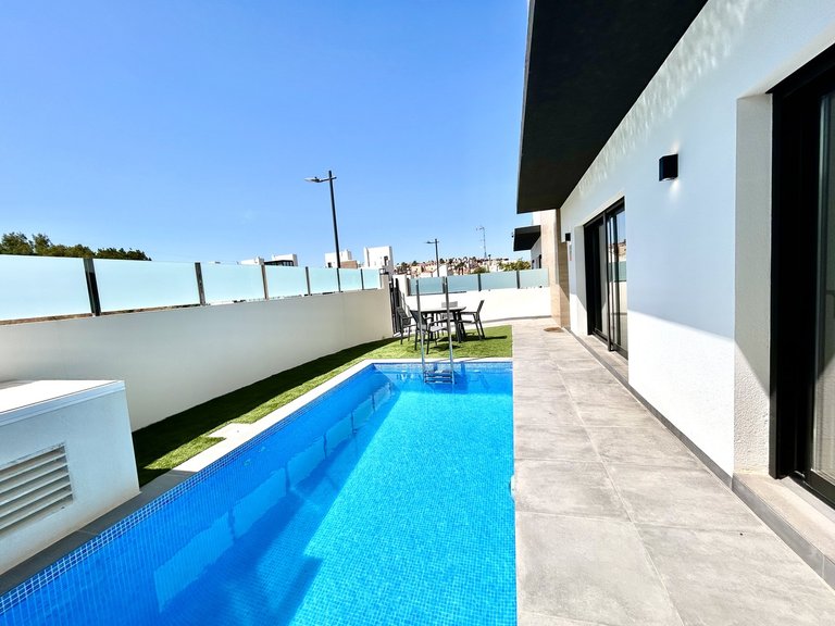 Villa for Sale in Villamartin, Alicante 38
