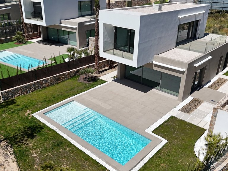 Villa for Sale in Las Colinas Golf Resort, Alicante 1