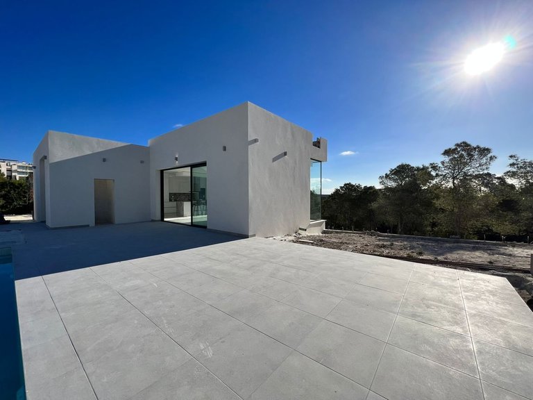 Villa for Sale in Las Colinas Golf Resort, Alicante 2