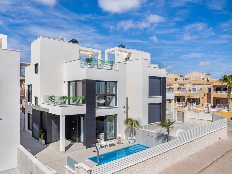 Villa for Sale in Cabo Roig, Alicante 30