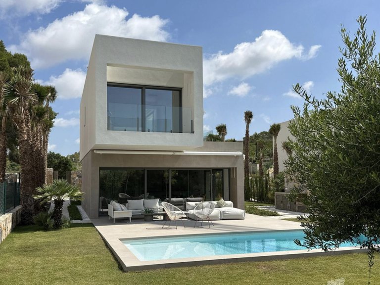 Villa for Sale in Las Colinas Golf Resort, Alicante 1