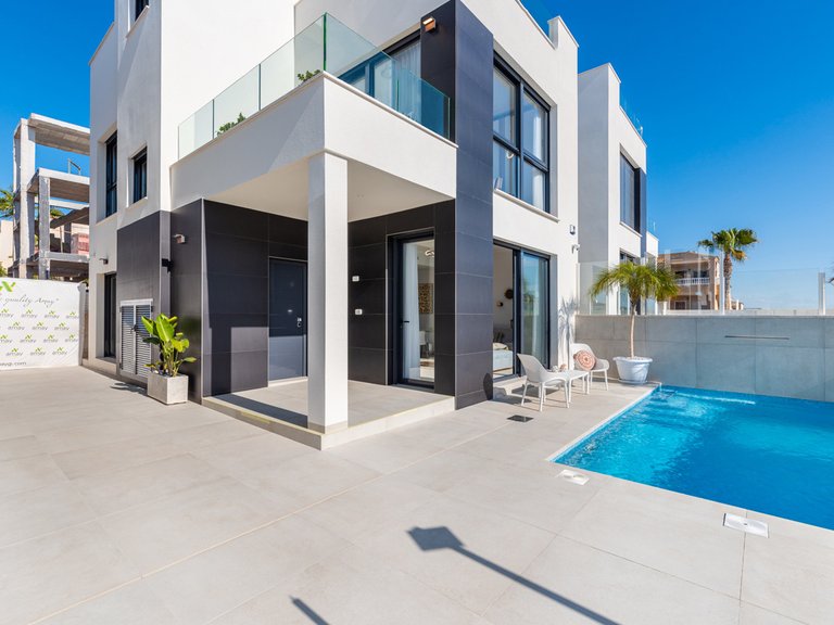 Villa for Sale in Cabo Roig, Alicante 1
